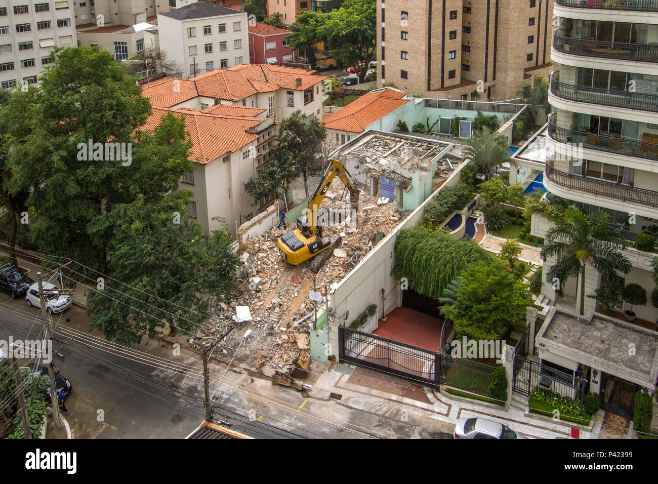 Demolição,demolição de imovel,maquina demolindo construção,Sao Paulo,Zona Zul,Brasil,Região Sudeste, Foto de stock