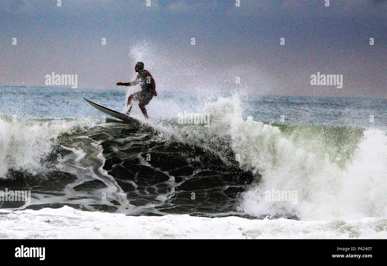 Surfista é visto ningún Canto do Moreira, na praia de Maresias sin litoral norte de São Paulo. Foto de stock