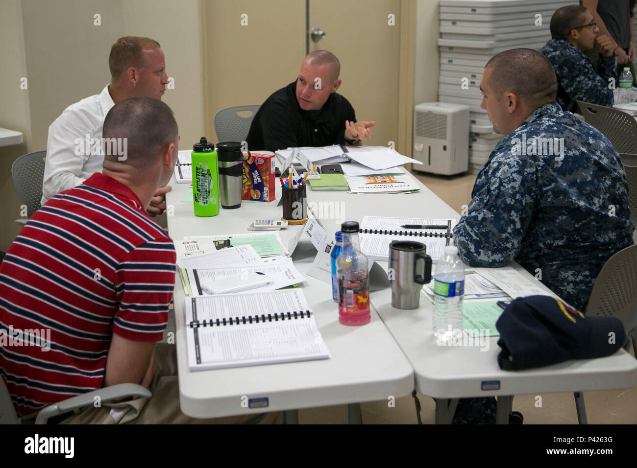 Los miembros del servicio examinar el material del curso durante un curso de Gestión Financiera Personal el 7 de junio a bordo de Camp Foster, Okinawa, Japón. El curso ofrece una riqueza de conocimientos al servicio de los países miembros para ayudarles a ser financieramente inteligente y estable, que abarcan temas tales como la paga militar cuestiones, sensibilización de los consumidores, la gestión de la deuda, las estrategias de compra del vehículo y mucho más. (Ee.Uu. Marine Corps Foto por CPL. Douglas Simons/liberado) Foto de stock