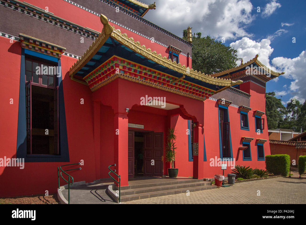 Templo Chagdud Gonpa Odsal Ling, el templo budista tibetano, Cotia, São Paulo. Foto de stock