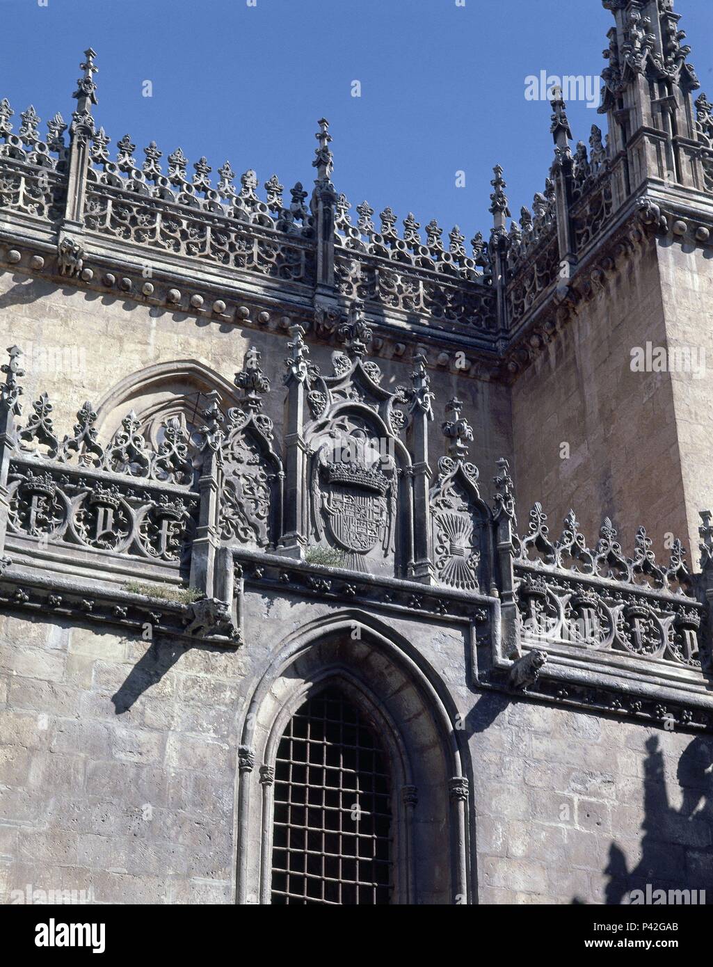 DETALLE DE LA FACHADA, EL ESCUDO DE ARMAS DE LOS REYES CATOLICOS - REMATES  Y EL ESCUDO CON EL YUGO Y LAS FLECHAS. Ubicación: Catedral, Capilla Real y  exterior, GRANADA, España Fotografía