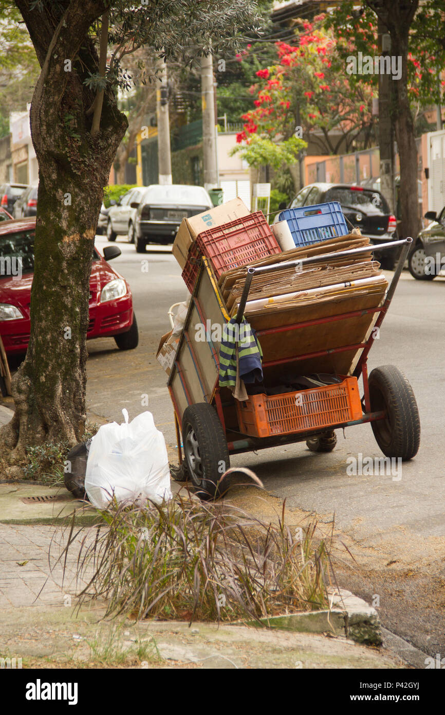 No Fotografias Bairro do lixo Sumarézinho reciclável, Lixeiras. São Paulo/SP, Brasil 14/08/2013. (Foto: Celio Coscia / Fotoarena) Foto de stock