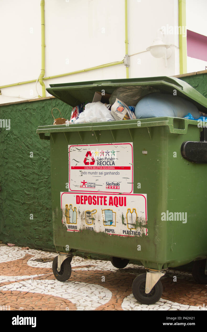 No Fotografias Bairro do lixo Sumarézinho reciclável, Lixeiras. São Paulo/SP, Brasil 14/08/2013. (Foto: Celio Coscia / Fotoarena) Foto de stock