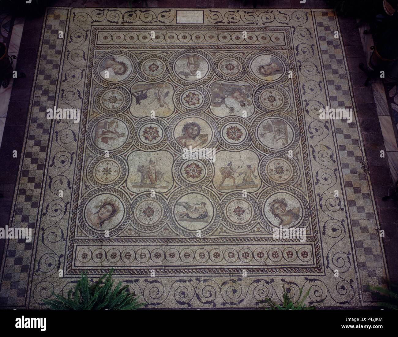 El mosaico romano del dios Pan - PROCEDENTE DE itálica - Siglo II. Lugar: CASA DE LA Condesa de Lebrija, Sevilla, SEVILLA. Foto de stock