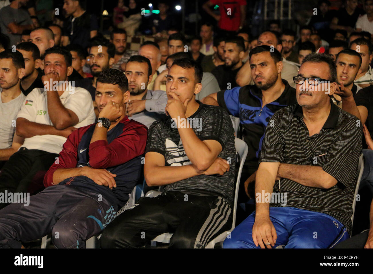 El dolor de los palestinos como los aficionados vieron el equipo egipcio match en el puerto de Gaza. Los palestinos ver en pantalla grande la Copa del Mundo de 2018 Rusia Grupo un partido de fútbol entre Rusia y Egipto en el puerto marítimo de la ciudad de Gaza. Rusia ganó 3-1. Foto de stock