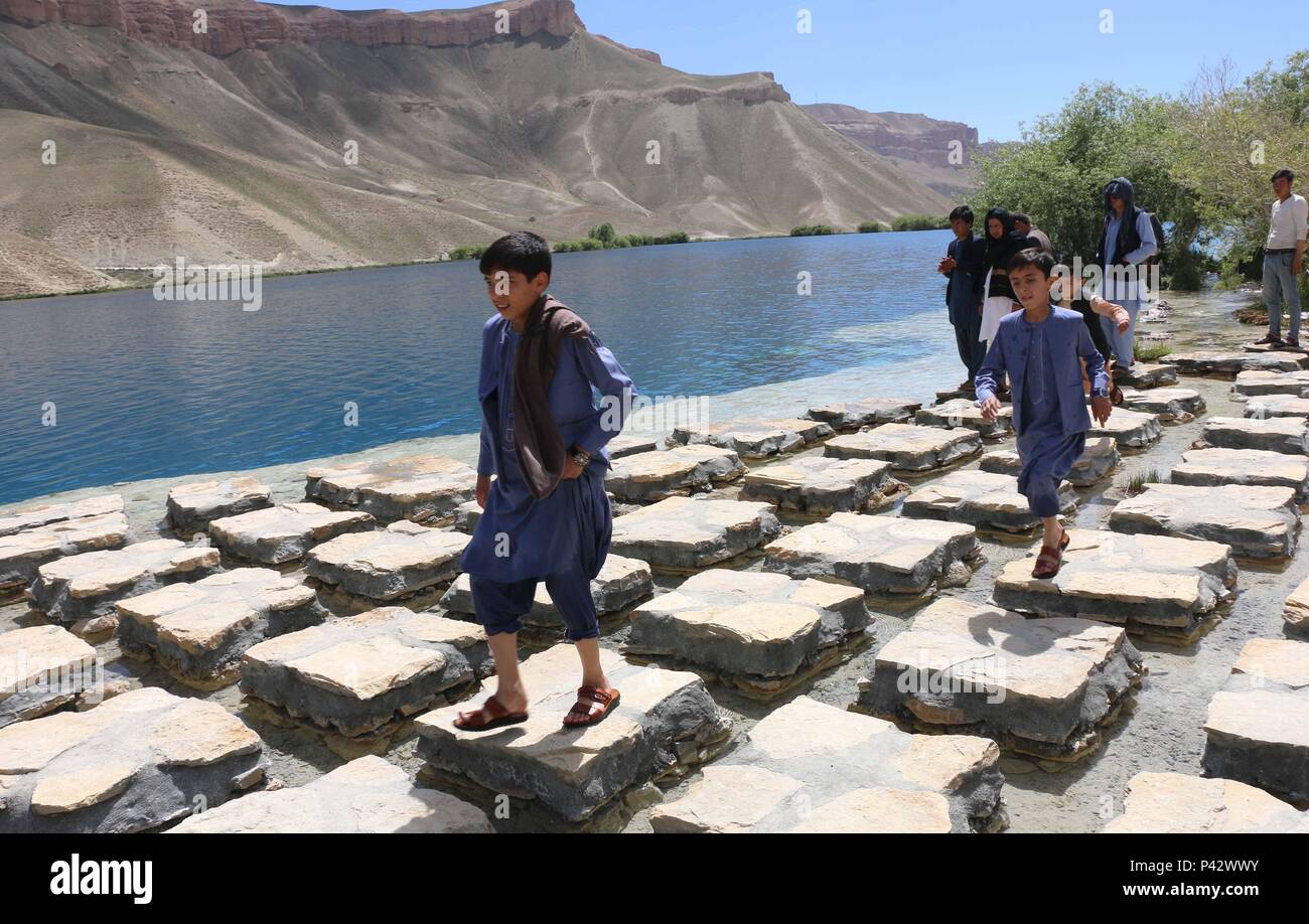Bamyan Afganistan 19 De Junio De 2018 La Gente Camina A Lo Largo De La Band I Amir El Lago De La Provincia De Bamyan Afganistan Central El 19 De Junio De 2018 Para