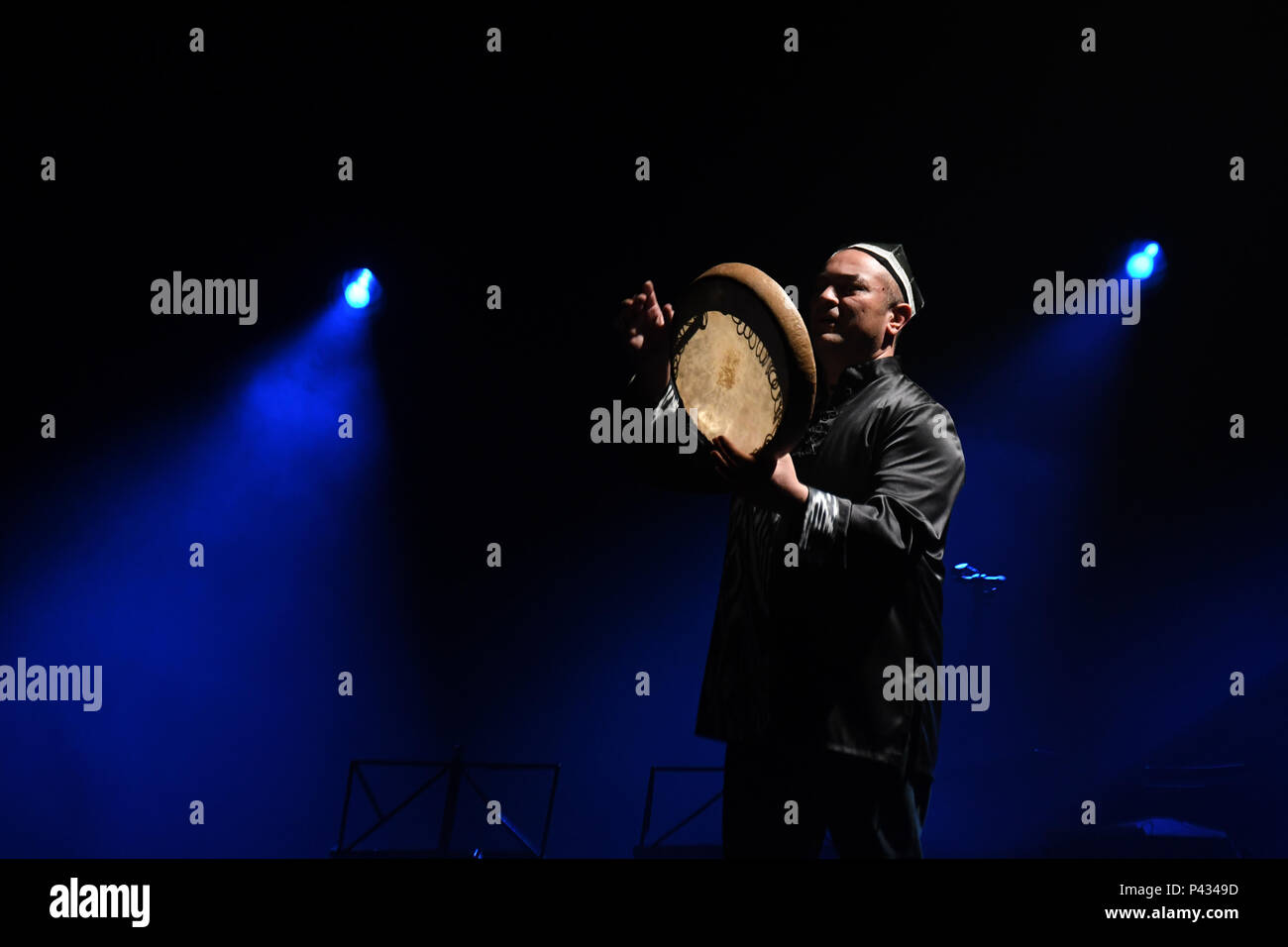 Duet para tabla y doira por Abbos Kosimov a los maestros músicos de Aga Khan, Iniciativa Musical en el Royal Albert Hall, Londres, Reino Unido el 20 de junio de 2018. Foto de stock