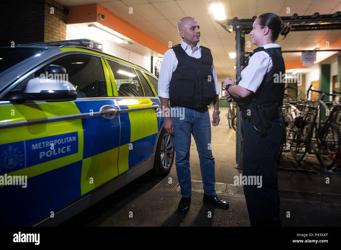 Home Secretario Sajid Javid, lleva una puñalada chaleco, durante una visita a la Comisaría de Islington en Londres, por delante de la Ley de armas ofensivas se introdujo en el Parlamento el miércoles. Foto de stock