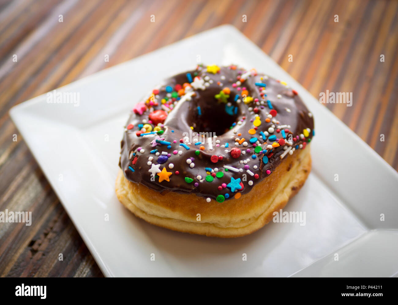 Un donut de chocolate con tropezones de picnic, una popular cafetería y restaurante en Victoria, British Columbia, Canadá. Foto de stock
