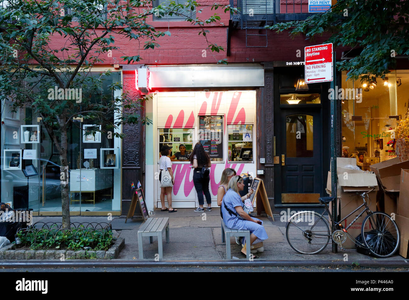 Milk Bar, 246 Mott St, New York, NY. exterior del escaparate de una panadería en el barrio de Nolita de Manhattan. Foto de stock