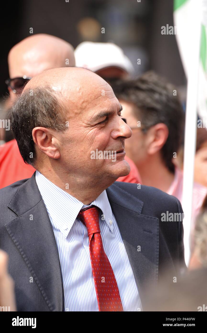 Pier Luigi Bersani durante el 25 de abril de 2011 Procesión en milano Foto de stock