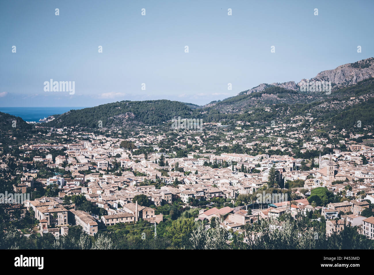 Un alto ángulo de visualización de la ciudad de Sóller, Mallorca Foto de stock