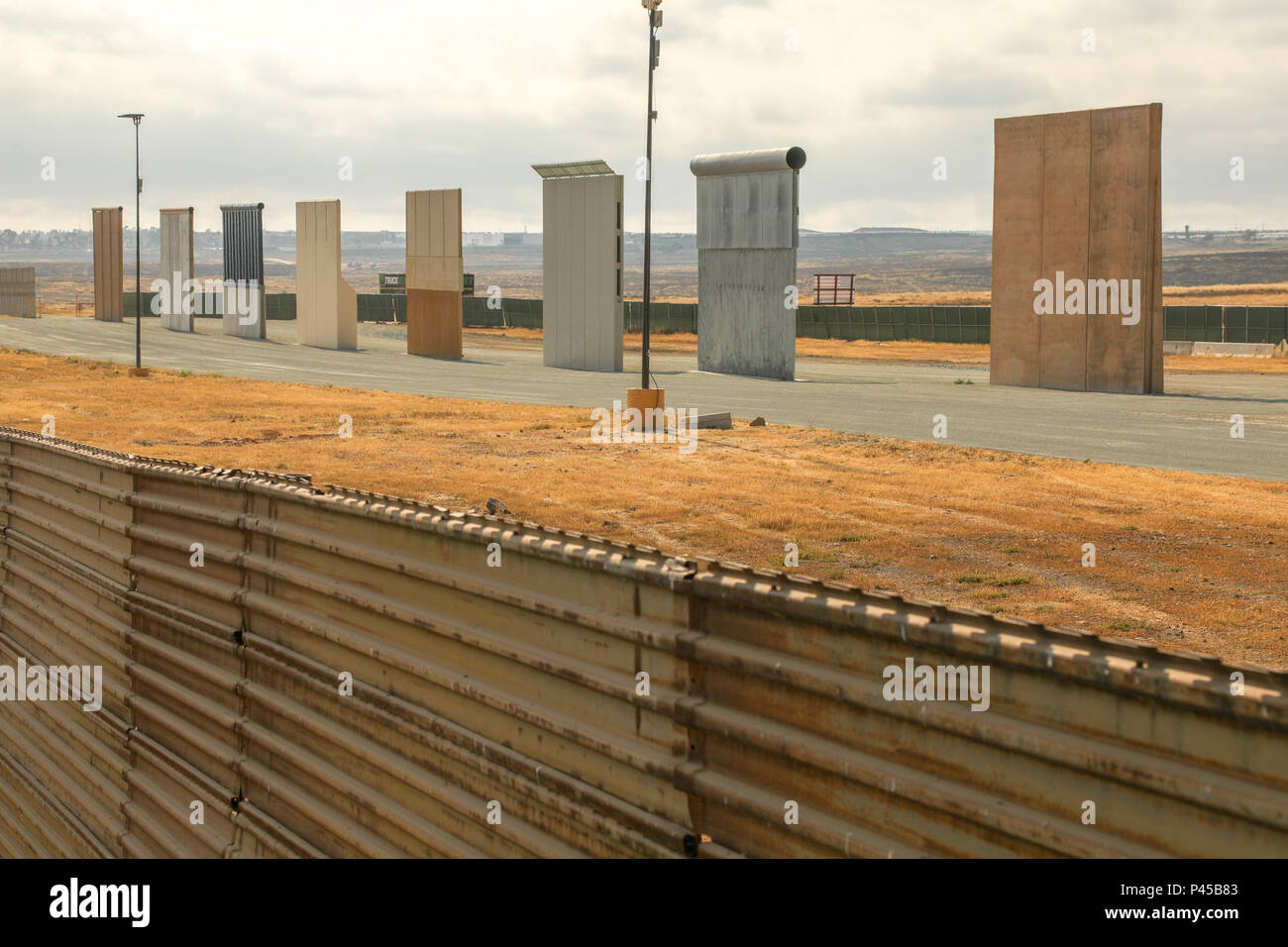 Los prototipos de la nueva propuesta de pared Trump erigida cerca del  puerto de entrada de Otay Mesa en California y Tijuana, México Fotografía de  stock - Alamy