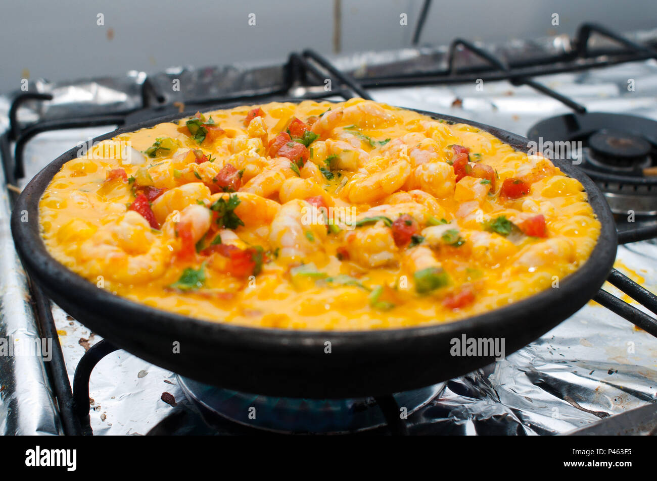 Processo de preparaÃ§Ã£o da Moqueca de camarÃ£o do Restaurante Donana, com,  e suficiente camarÃµes graÃºdos pará trÃªs pessoas, chega Ã mesa fumegante  numa panela de barro, acompanhada por arroz, farofa, vatapÃ¡ pirÃ£o e