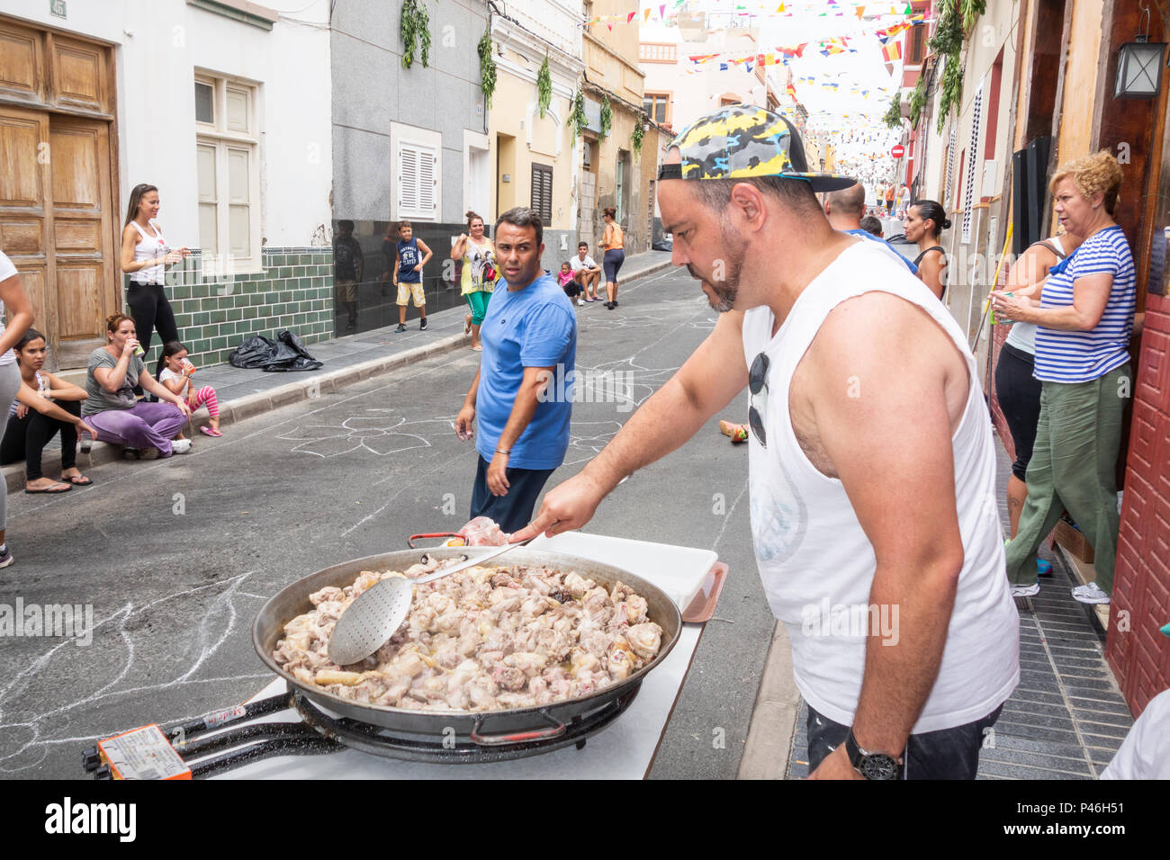 Hombre español preparar Paella en la calle delante de la Fiesta del Carmen  procesión. La Isleta, Las Palmas, Gran Canaria, Islas Canarias, España  Fotografía de stock - Alamy