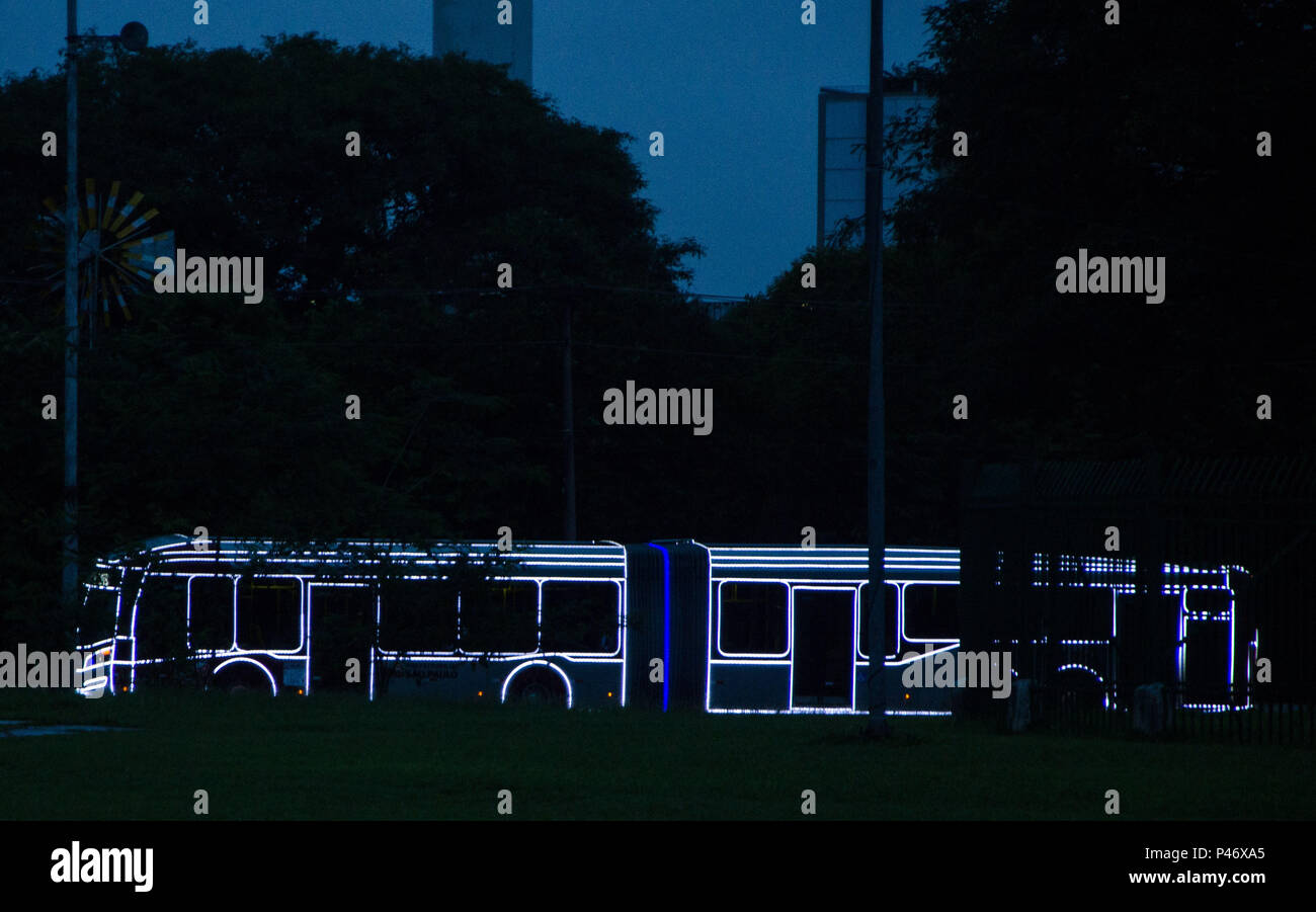 SÃO PAULO, SP - 23/12/2014: ILUMINAÇÃO DE NATAL NOS ÔNIBUS DE SP - Nesta  terça-Feira (23), onze ônibus iluminados convidam o público para fazer um  passeio especial por diversos gasolineras da Cidade