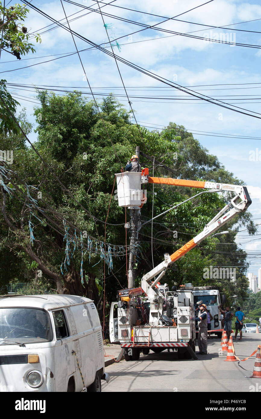 SÃO PAULO, SP - 3012/2014: ELETROPAULO REALIZA CONCERTOS - depois das chuvas fortes e de mais de 30 horas sem energia elétrica, Companhia de Energia Elétrica de São Paulo, AES Eletropaulo, realiza conciertos no bairro de Heliópolis mas sem previsão de retorno ¿fornecimento de energia.(Foto:Joel Nogueira/Fotoarena) Foto de stock