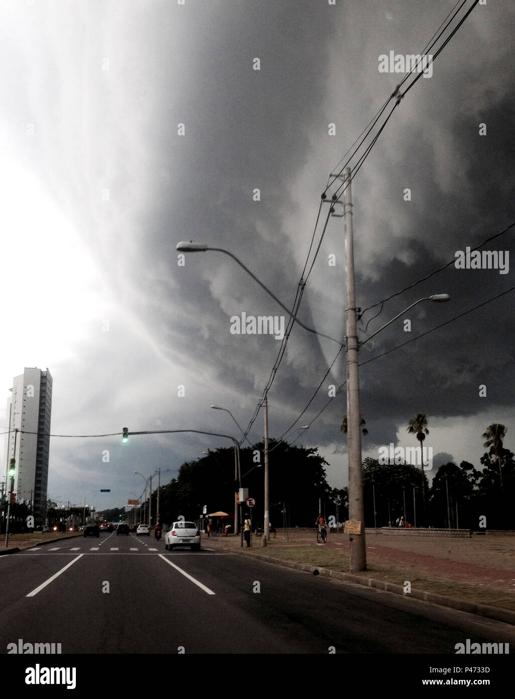 Climatempo em Porto Alegre (28548)en Porto Alegre, RS - 09/01/2015:  CLIMATEMPO EM PORTO ALEGRE - Tempo fechado com carregadas Nuvens e chuva  final no da tarde em Porto Alegre, foto mostra Av