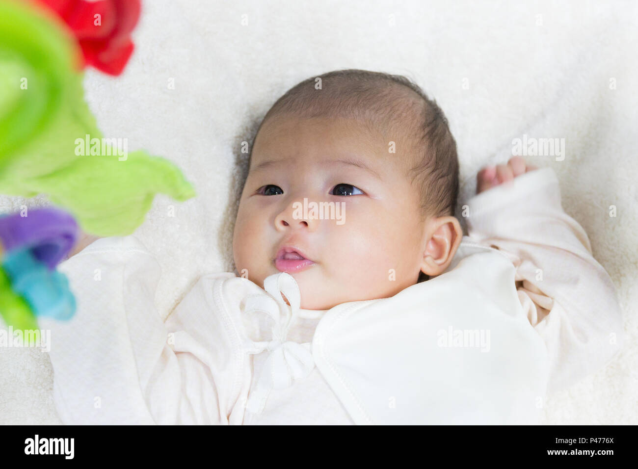 Cerrar Hasta Dos Meses De Edad Nacido Nuevo Bebe Lindo Asiatica Jugando Play Gimnasio Juguete Ropa De Cama Blanca De Fondo Seleccion Fotografia De Stock Alamy