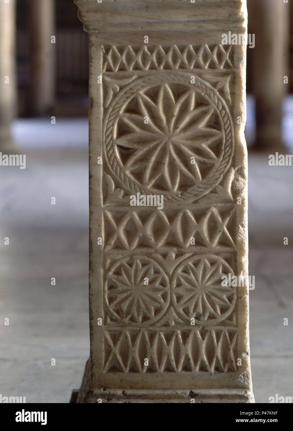 PEDESTAL VISIGODO DE PILA BAUTISMAL- siglo VII - MARMOL- aliviar con formas  geometricas. Ubicación: Interior de la Mezquita de Córdoba, España  Fotografía de stock - Alamy
