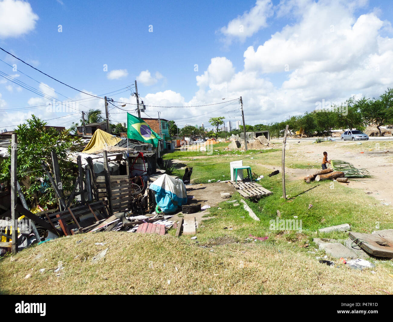 RECIFE, PE - 30/11/2014: CRIANÇAS CATANDO LIXO NINGÚN CANAL ARRUDA -como famílias dos meninos da Comunidade Saramandaia flagrados catando lixo ningún canal do Arruda, Zona norte de Recife,como dos famílias meninos não podem deixar mais os filhos catarem reciclável material sin canal, sob pena de perderem os benefícios conquistados e a guarda dos meninos. Mas de Um ano deste ocorrido onde toda imprensa local, nacional e internacional passaram dias na comunidade, nada foi feito além de um cadastro pela la Prefeitura, como família continuam com dificuldade de garantir o pão de cañada dia até começar. Ela reclama Foto de stock