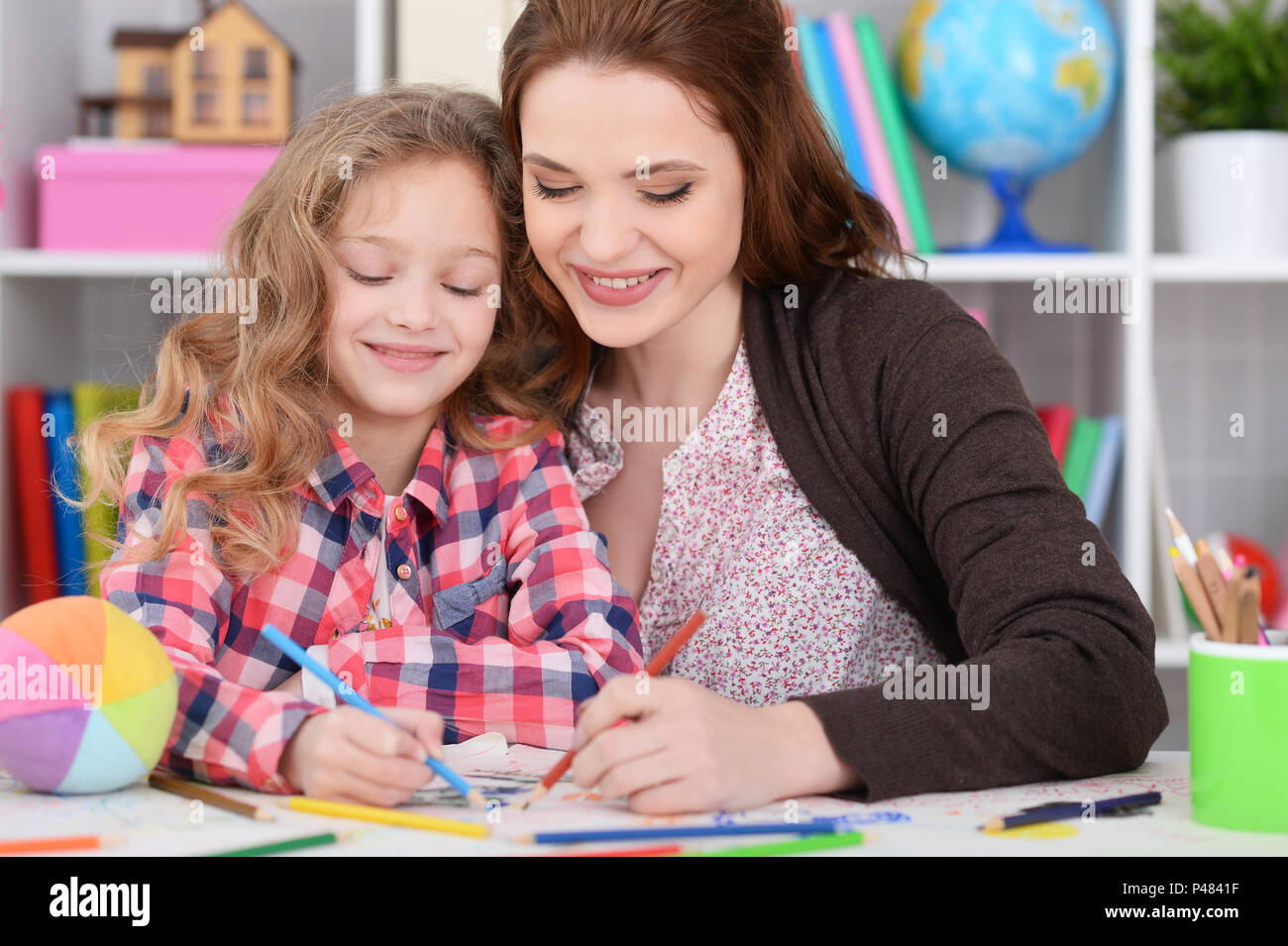 Niña con su madre dibujo Foto de stock