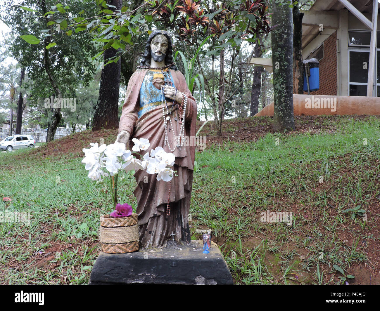 São Paulo, SP 08/03/2015 CEMITÉRIO DE PERUS Imagem religiosa dentro do Cemitério de Perus São Paulo, SP 08/03/2015 CEMITÉRIO DE PERUS Imagem religiosa dentro do Cemitério de Perus