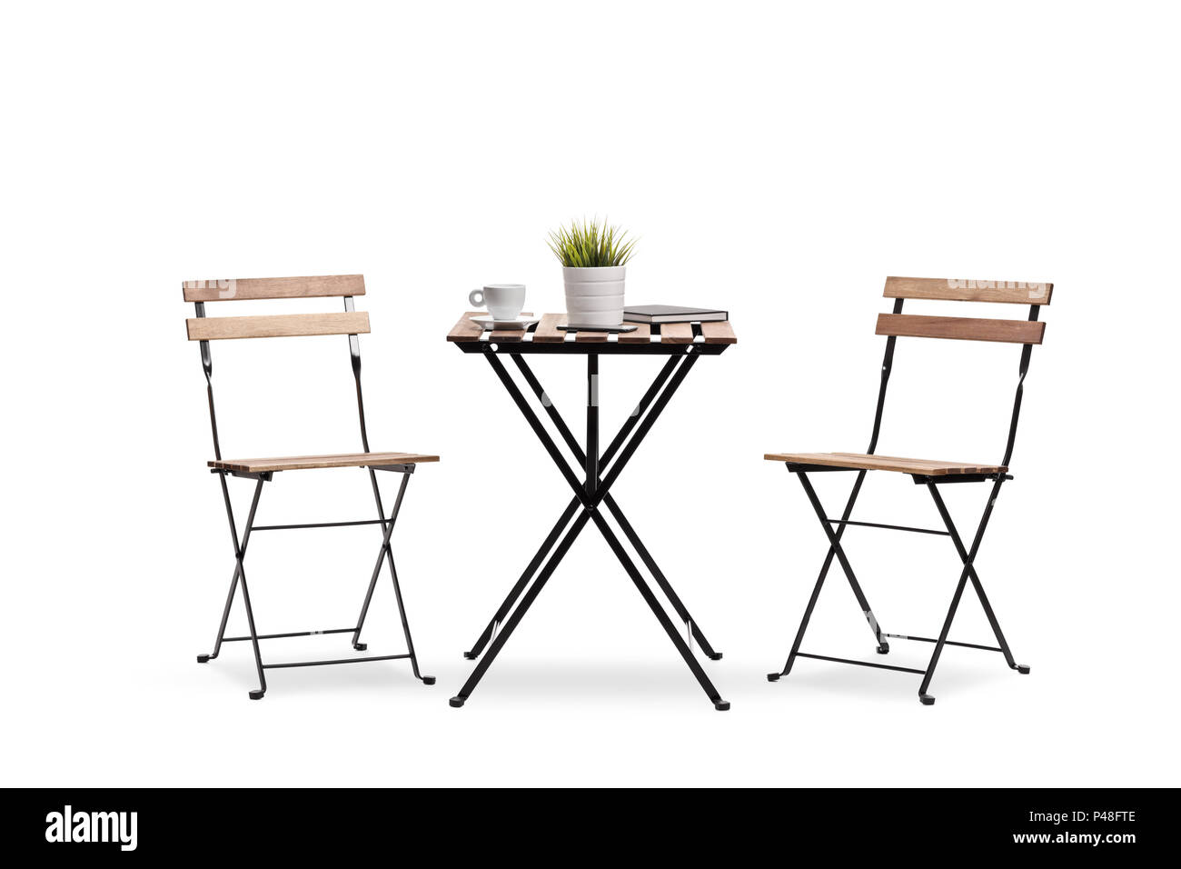 Mesa de café con dos sillas aislado sobre fondo blanco. Foto de stock
