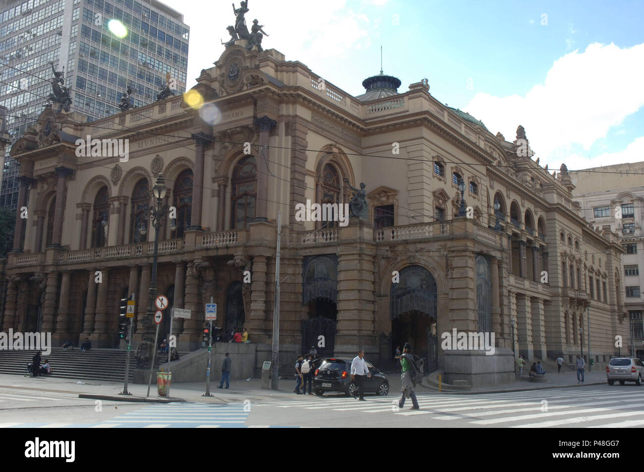 SÃO PAULO, SP - 09.07.2015: Teatro Municipal - O Teatro Municipal de São Paulo (nome estilizado na grafia arcaica como Theatro Municipal) é um dos mais importantes teatros da Cidade e um dos cartões postais da capital paulista, tanto por la seu estilo arquitetônico semelhante ao dos mais importantes teatros do mundo, inspirado na Ópera de París, como pela sua importância histórica, por ter sido o palco da la Semana de Arte Moderna de 1922, oh marco inicial ¿el Modernismo no Brasil. Como obras iniciadas foram em 1903 e finalizadas em 1911 pelo Escritório Técnico de Ramos de Azevedo. (Foto: Ricardo Bastos Foto de stock