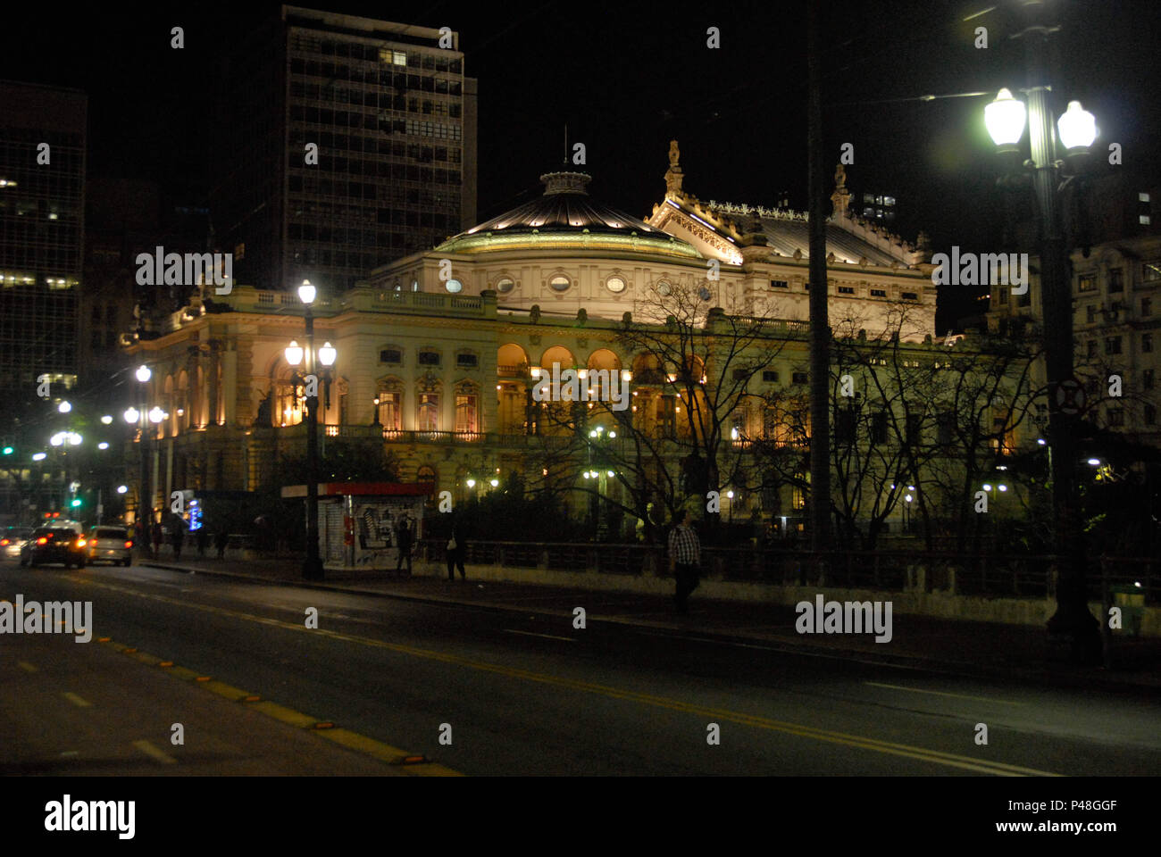 SÃO PAULO, SP - 23.07.2015: Teatro Municipal - O Teatro Municipal de São Paulo (nome estilizado na grafia arcaica como Theatro Municipal) é um dos mais importantes teatros da Cidade e um dos cartões postais da capital paulista, tanto por la seu estilo arquitetônico semelhante ao dos mais importantes teatros do mundo, inspirado na Ópera de París, como pela sua importância histórica, por ter sido o palco da la Semana de Arte Moderna de 1922, oh marco inicial ¿el Modernismo no Brasil. Como obras iniciadas foram em 1903 e finalizadas em 1911 pelo Escritório Técnico de Ramos de Azevedo. (Foto: Ricardo Bastos Foto de stock