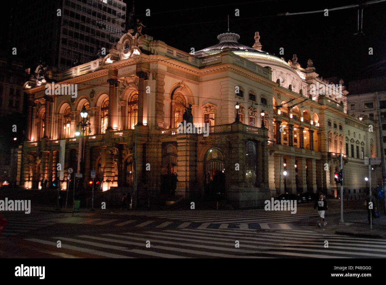SÃO PAULO, SP - 23.07.2015: Teatro Municipal - O Teatro Municipal de São Paulo (nome estilizado na grafia arcaica como Theatro Municipal) é um dos mais importantes teatros da Cidade e um dos cartões postais da capital paulista, tanto por la seu estilo arquitetônico semelhante ao dos mais importantes teatros do mundo, inspirado na Ópera de París, como pela sua importância histórica, por ter sido o palco da la Semana de Arte Moderna de 1922, oh marco inicial ¿el Modernismo no Brasil. Como obras iniciadas foram em 1903 e finalizadas em 1911 pelo Escritório Técnico de Ramos de Azevedo. (Foto: Ricardo Bastos Foto de stock