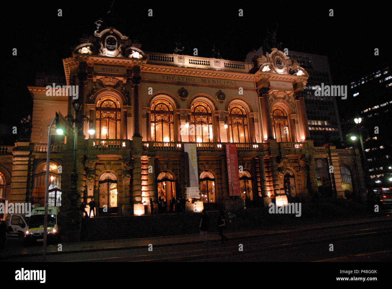 SÃO PAULO, SP - 23.07.2015: Teatro Municipal - O Teatro Municipal de São Paulo (nome estilizado na grafia arcaica como Theatro Municipal) é um dos mais importantes teatros da Cidade e um dos cartões postais da capital paulista, tanto por la seu estilo arquitetônico semelhante ao dos mais importantes teatros do mundo, inspirado na Ópera de París, como pela sua importância histórica, por ter sido o palco da la Semana de Arte Moderna de 1922, oh marco inicial ¿el Modernismo no Brasil. Como obras iniciadas foram em 1903 e finalizadas em 1911 pelo Escritório Técnico de Ramos de Azevedo. (Foto: Ricardo Bastos Foto de stock