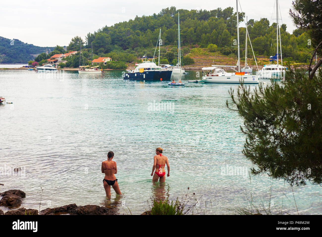 Dos niñas van a nadar en Uvala Gradina, una tranquila calita en Zaljev Vela  Luka en la isla de Korčula, Dubrovnik-Neretva, Croacia Fotografía de stock  - Alamy