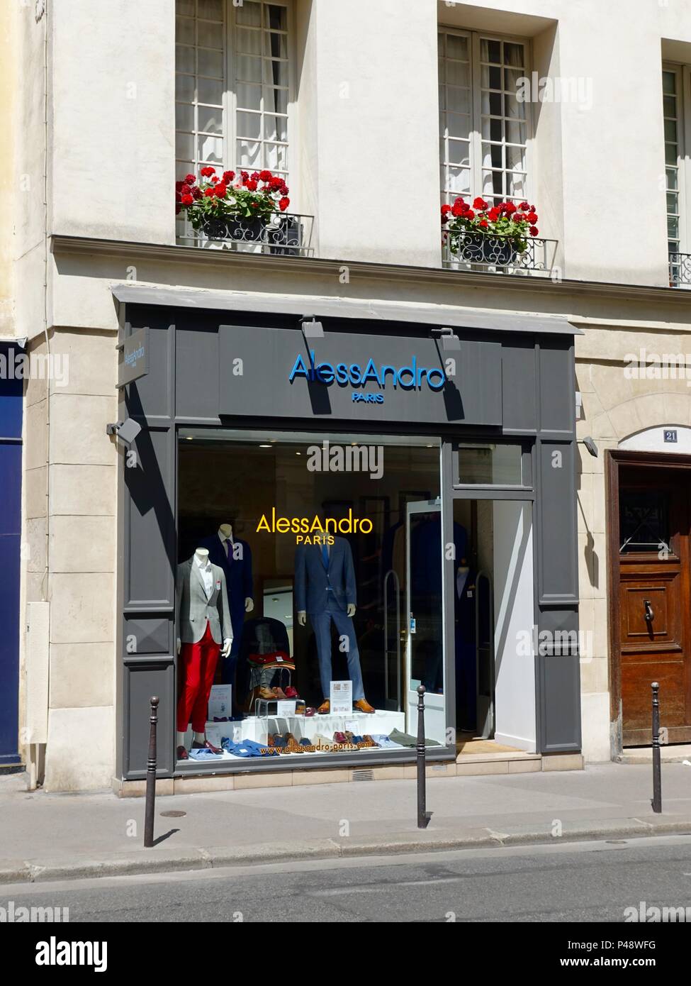 Tienda de ropa para hombres en el barrio del Marais, París, Francia  Fotografía de stock - Alamy