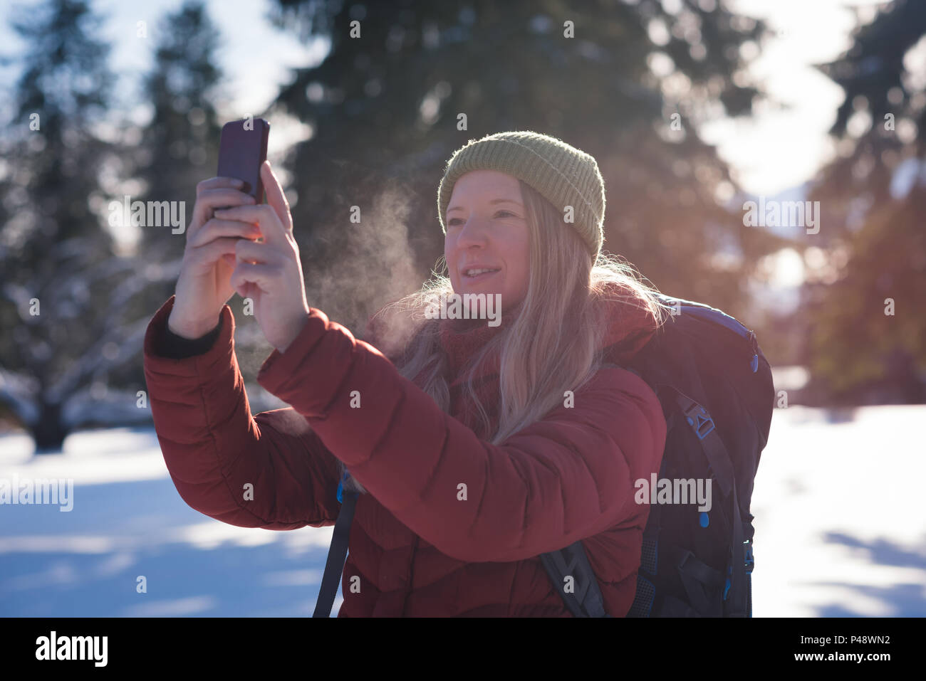 Mujer toma selfie con teléfono móvil Foto de stock