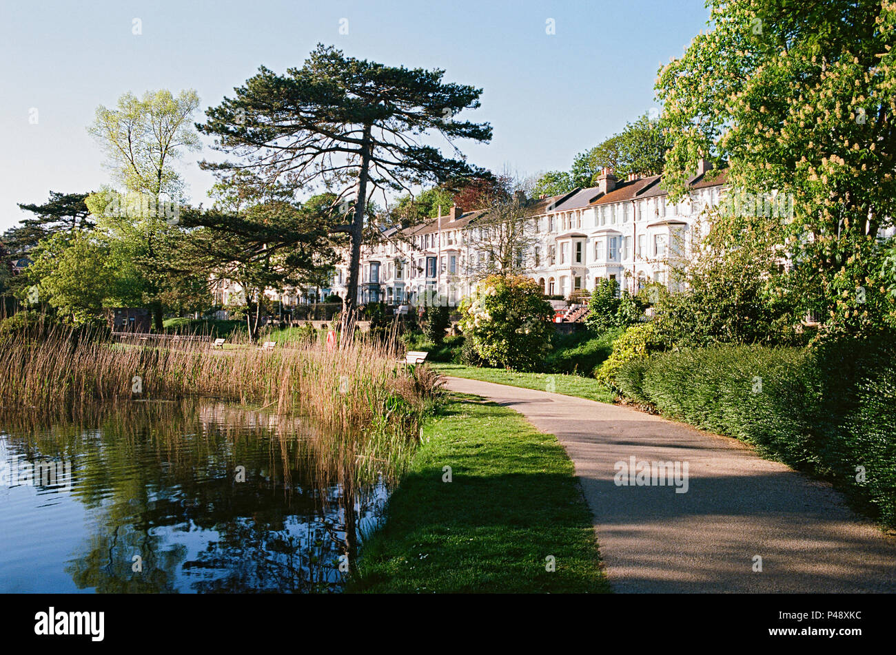 Alexandra Park, Hastings, East Sussex, Reino Unido, con casas a lo largo de St Helen's Road Foto de stock