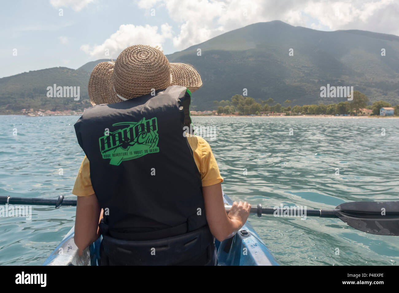 Vista de la aldea sami Harbour de kayak, el Mar Jónico, Cefalonia, Grecia Foto de stock