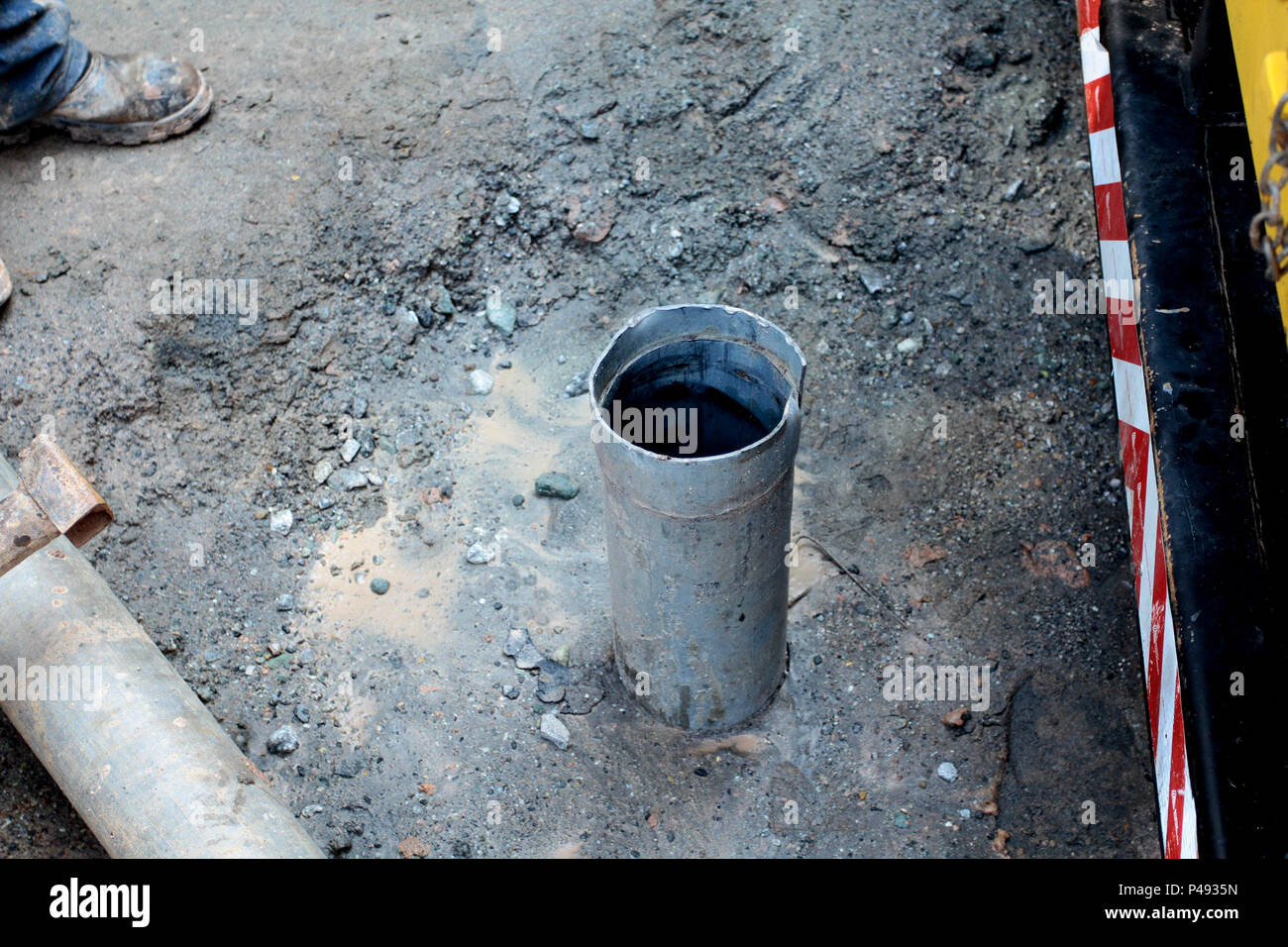 SÃO PAULO, SP - 26.08.2015: POÇO ARTESIANO - Construção de Poço artesiano em prédio no Bairro do Sumaré zona oeste de São Paulo. (Foto: Aloisio Mauricio / Fotoarena) Foto de stock