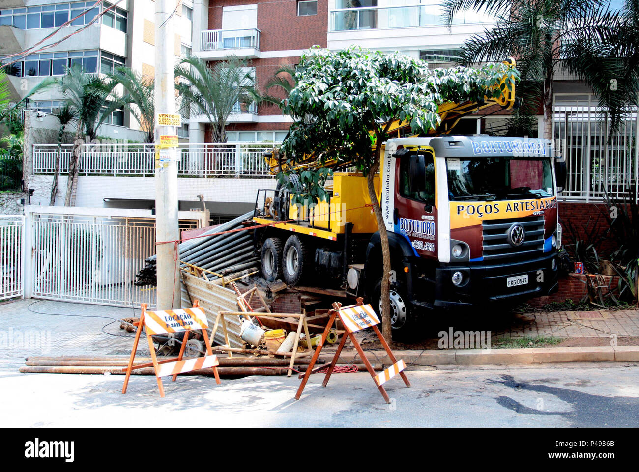 SÃO PAULO, SP - 26.08.2015: POÇO ARTESIANO - Construção de Poço artesiano em prédio no Bairro do Sumaré zona oeste de São Paulo. (Foto: Aloisio Mauricio / Fotoarena) Foto de stock