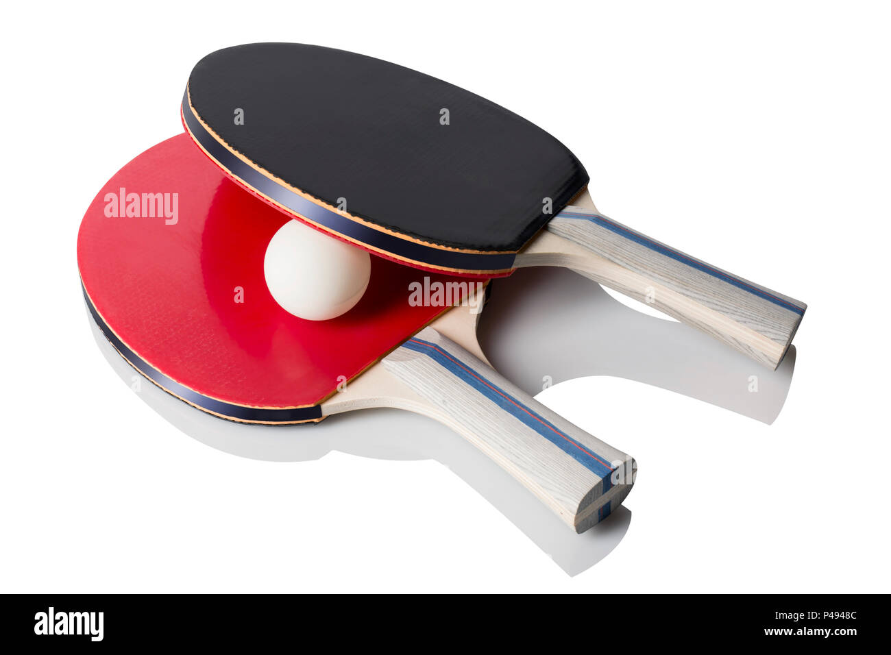 Rojo y Negro palas de ping pong y una pelota de ping pong sentado en blanco  con reflexión Fotografía de stock - Alamy