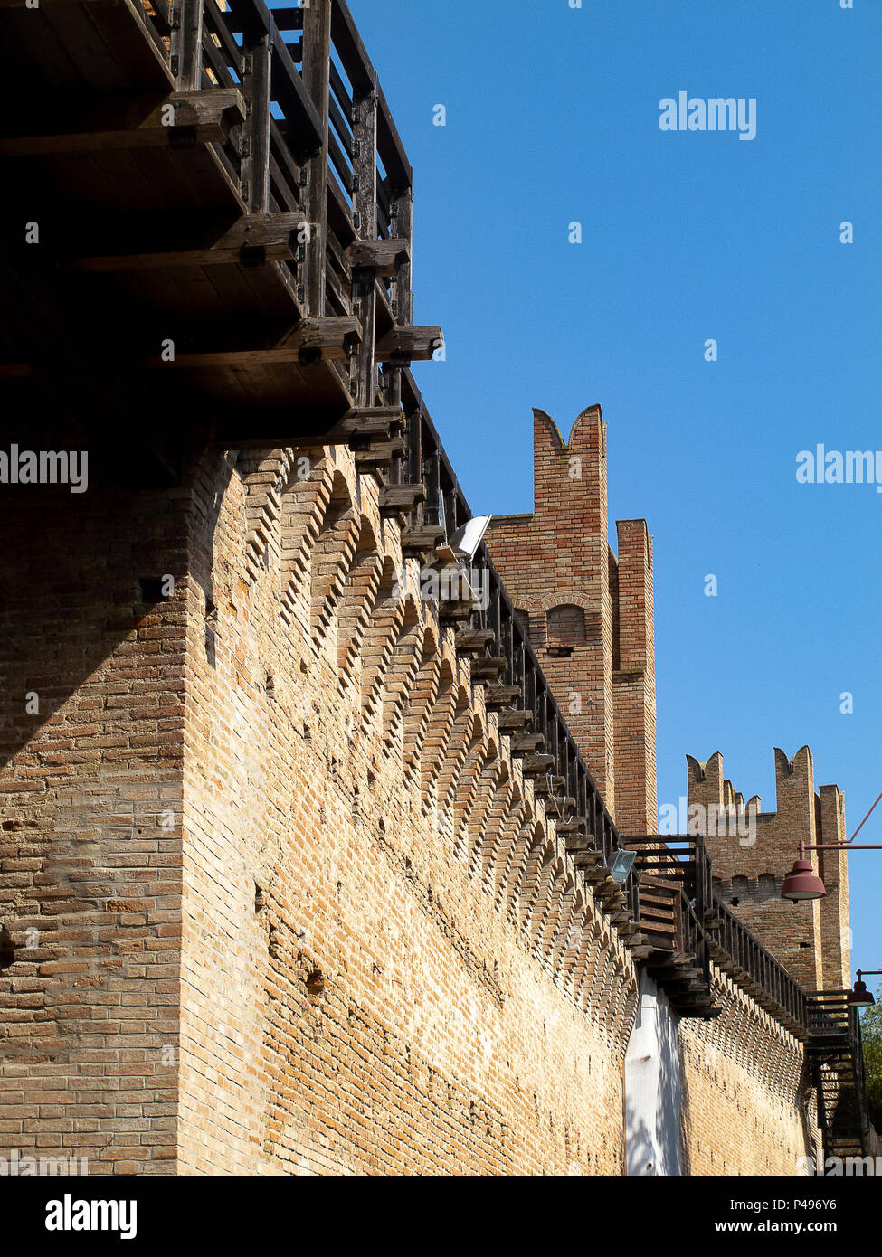Muros defensivos de la fortaleza medieval de Gradara, donde el famoso los amantes Paolo y Francesca vivió, mencionado por Dante Alighieri en la Commedia Foto de stock