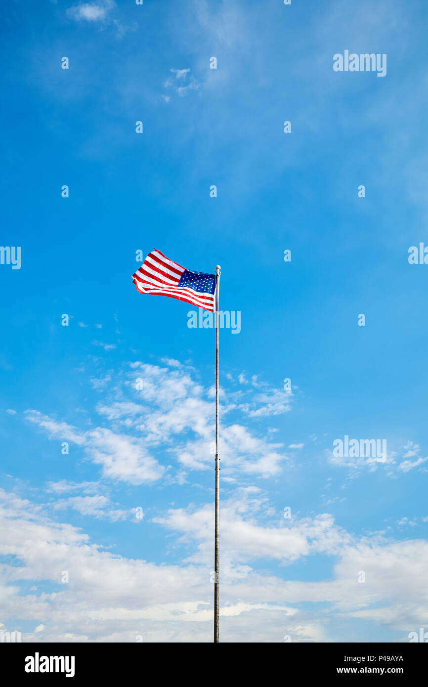 La bandera americana en el cielo azul en un día soleado. Foto de stock