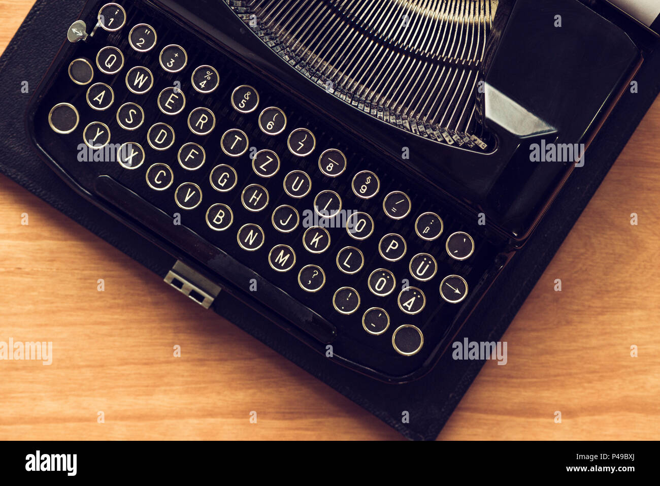 Vintage máquina typewriter sobre escritores escritorio, vista superior plana imagen conceptual laicos de blogs, publicación, periodismo o la poesía. Foto de stock