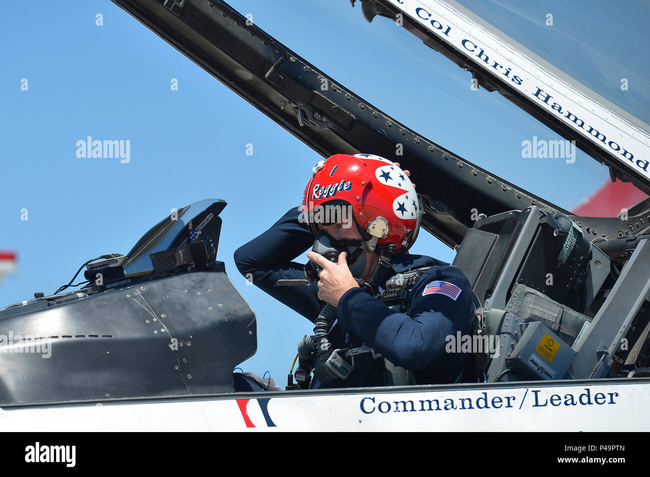 El Teniente Coronel Christopher Hammond, Thunderbird #1, pone su pone su  casco durante los guerreros a través de la práctica de Wasatch air show en  la Base Aérea de Hill, Utah, 24