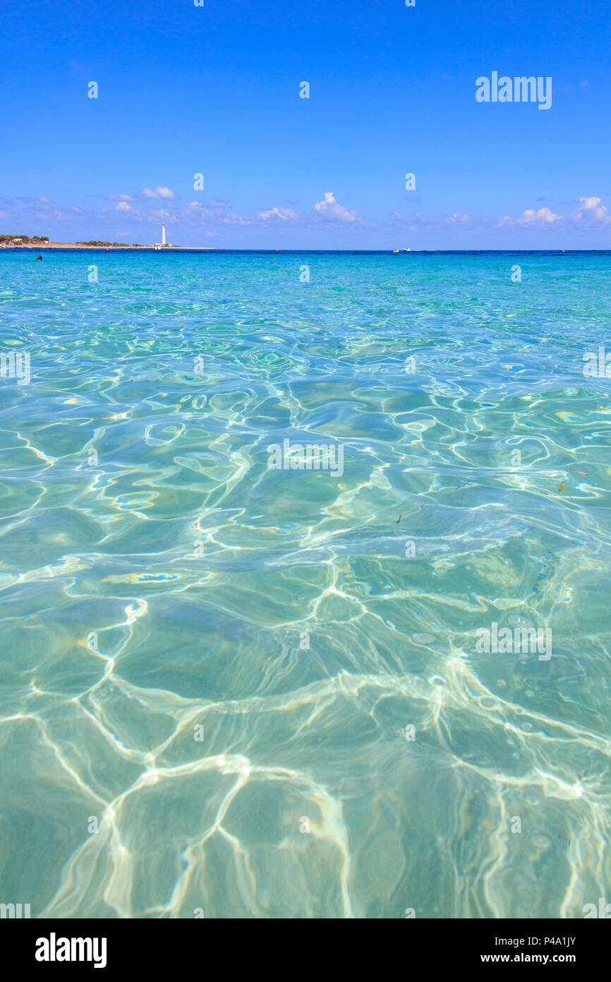 Mar cristalino, San Vito Lo Capo, en la provincia de Trapani, Sicilia, Italia Foto de stock