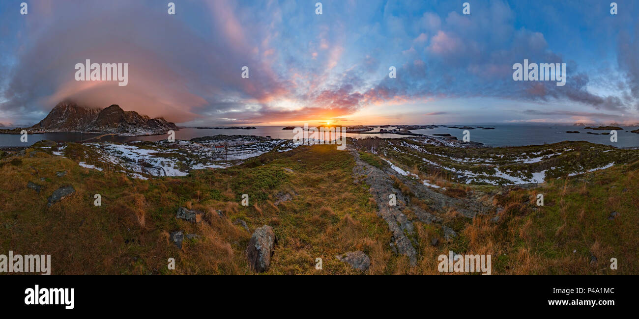 Vista panorámica de 360 grados en la pequeña aldea de Henningsvaer zona al amanecer desde la isla de Engoya, islas Lofoten, Nordland, Noruega, Europa Foto de stock