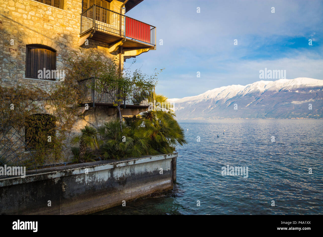 Una casa solitaria en el Lago de Garda Costa, provincia de Brescia, Lombardía, Italia Foto de stock