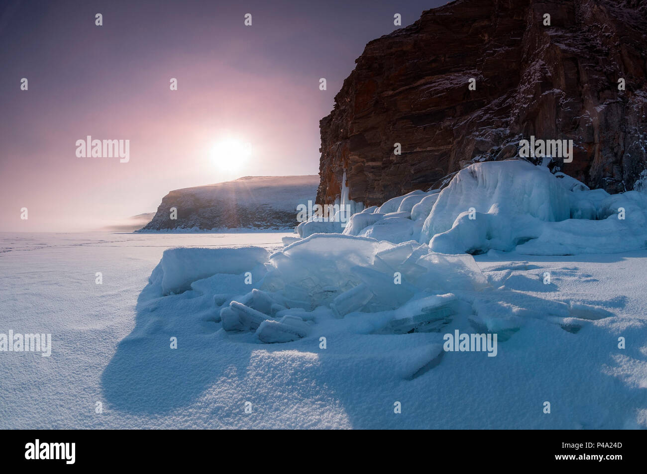 Los bloques de hielo en el amanecer en el lago Baikal, región de Irkutsk, Siberia, Rusia Foto de stock