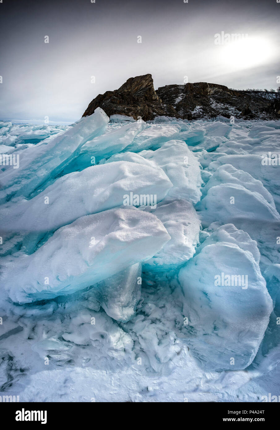 Los bloques de hielo sobre el lago Baikal, región de Irkutsk, Siberia, Rusia Foto de stock