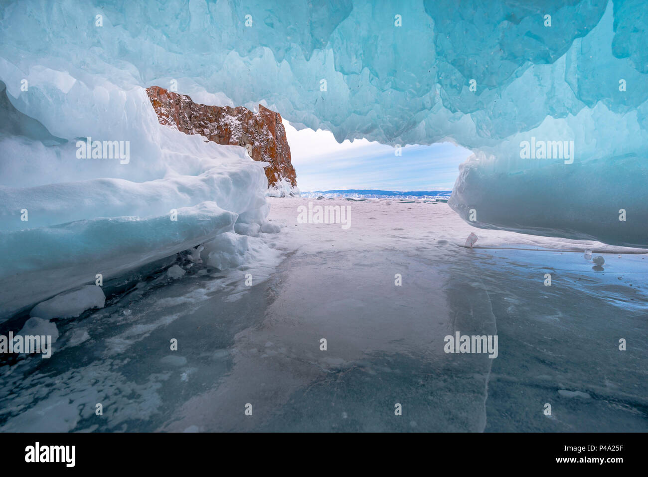En el interior de la cueva de hielo en el lago Baikal, región de Irkutsk, Siberia, Rusia Foto de stock